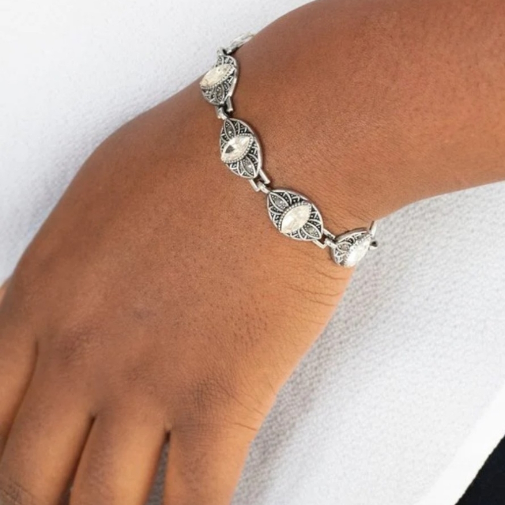 Paparazzi Fashion Jewelry  Crown Privilege White Bracelet